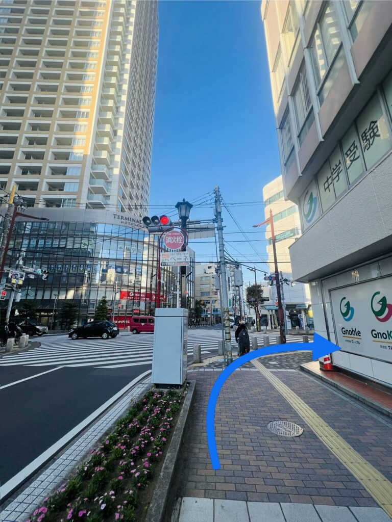 本八幡ライジン治療院までの道順。本八幡のスクランブル交差点を右に曲がる。