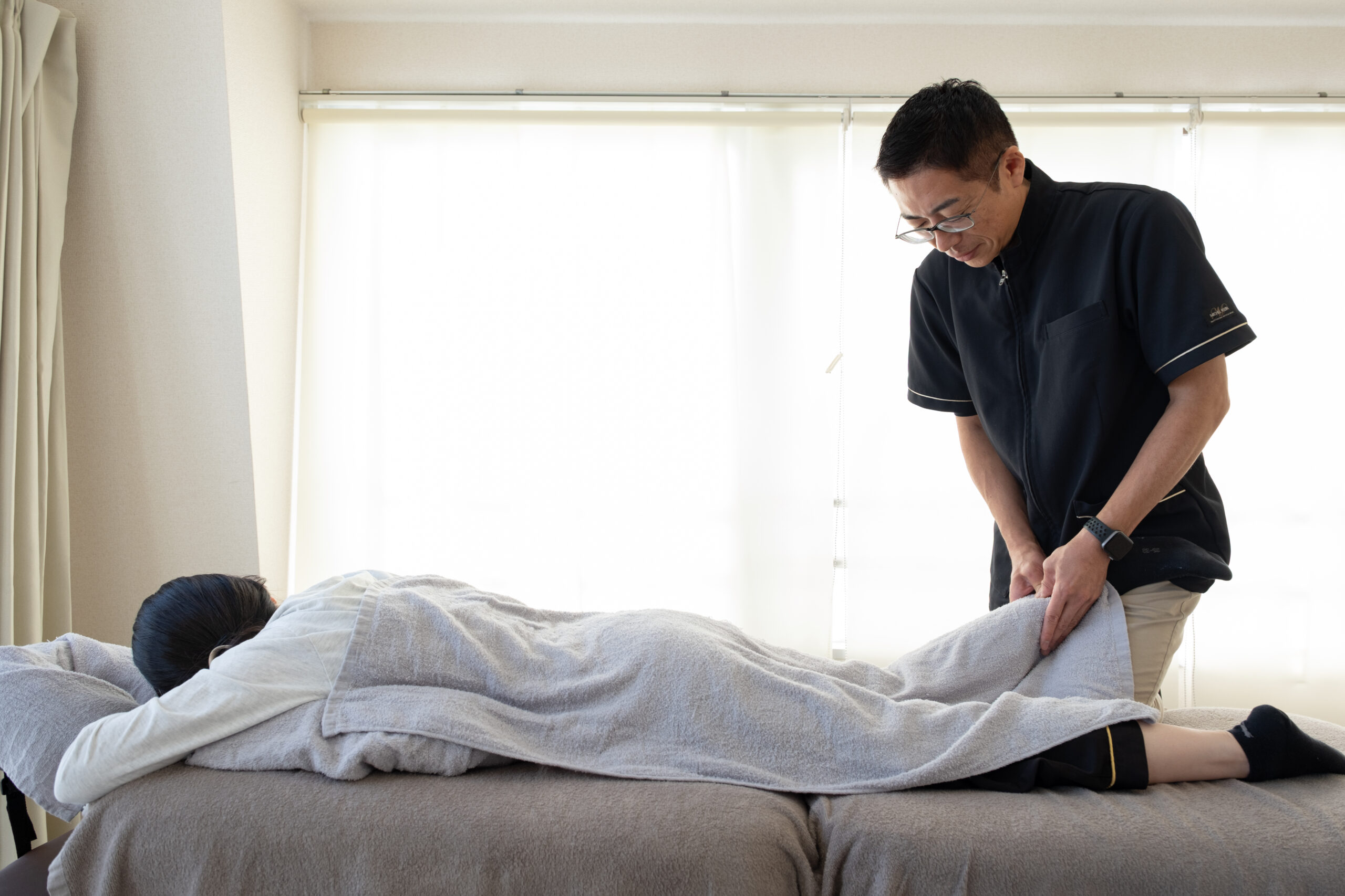 本八幡ライジン治療院でふくらはぎにマッサージしている写真